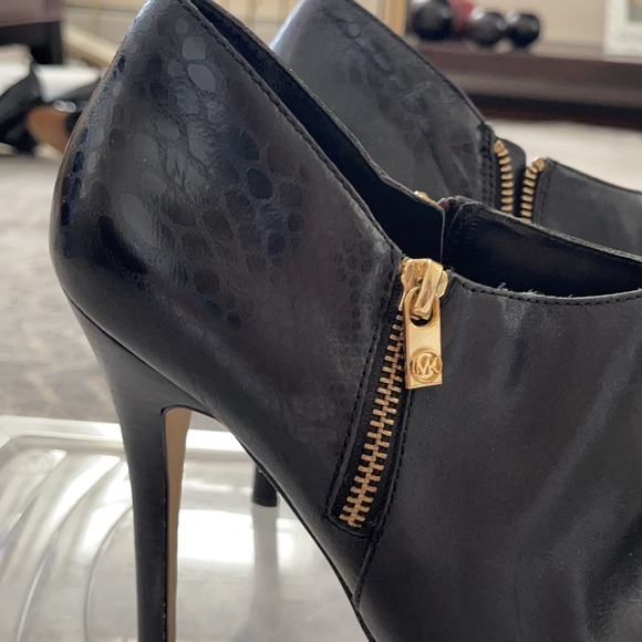 MICHAEL Michael Kors Black Ankle Boots - Picture 4 of 7